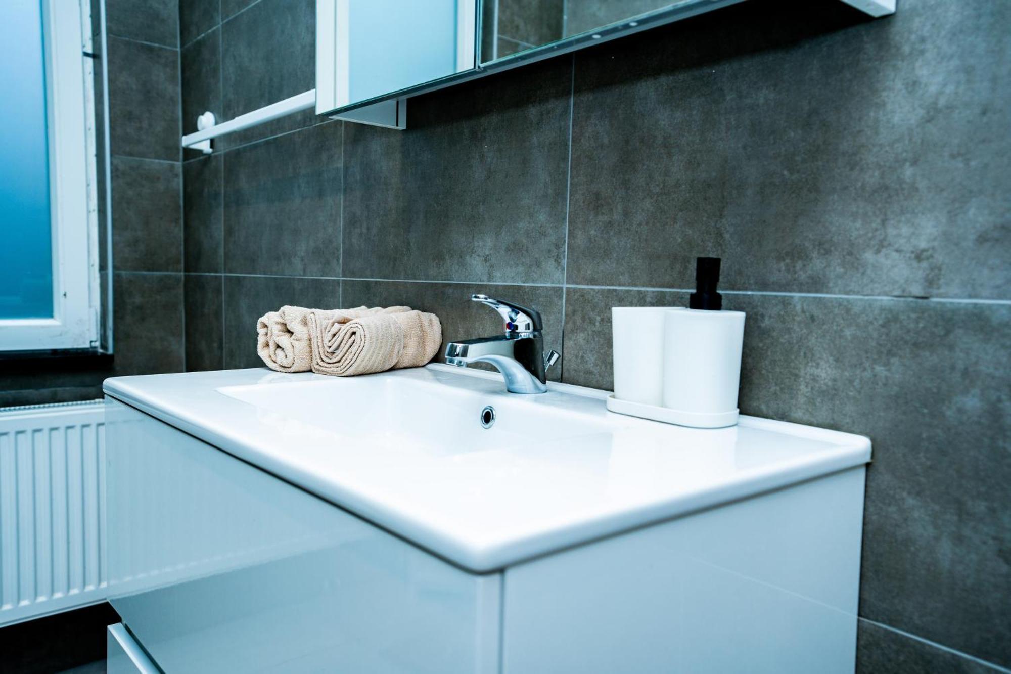 Chambre R0 Avec Salle De Bain Partagee Pres De L'Hopital De La Citadelle A 列日 外观 照片